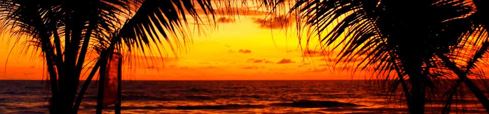 Feuerroter Sonnenuntergang am Induruwa Beach, Sri Lanka
